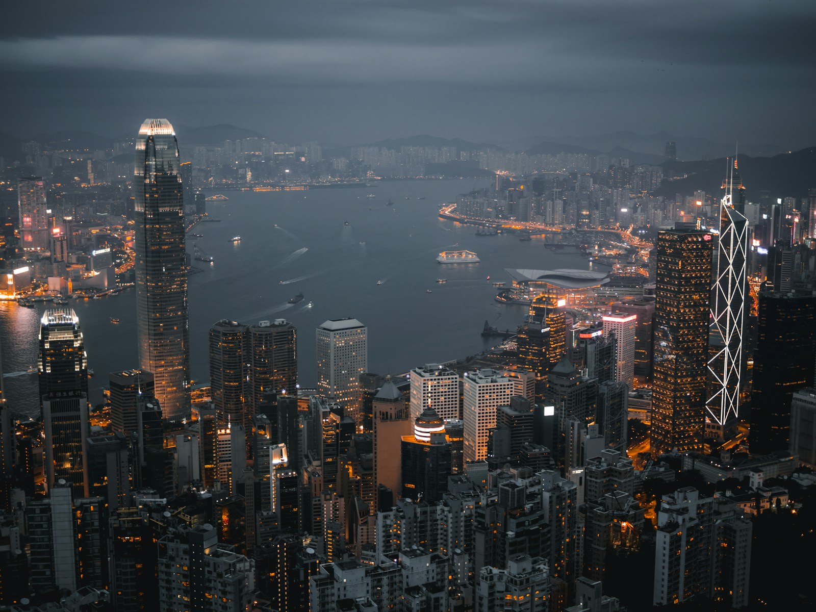 Read more about the article 香港經濟逆境下的經營者與打工族 困境與自處之道